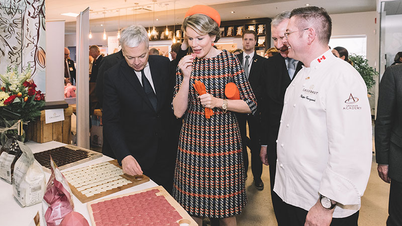 Koningin Mathilde bezoekt opleidingscentrum van Callebaut CHOCOLATE ACADEMY™ in Montréal