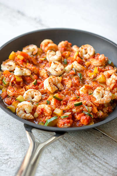 Scampi's met tomaten-groentensaus